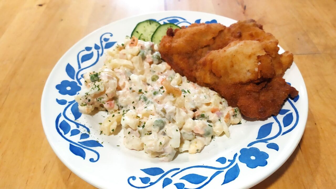 Česká klasika - smažený řízek s bramborovým salátem.
Tradičně v pátek v rámci poledního menu. 