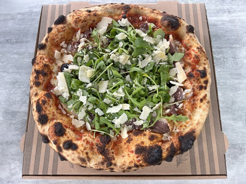 LOLA avec le magret fumé du producteur à Montvalent (46)