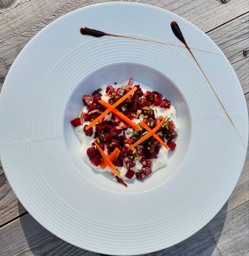 Tartare de betteraves et sauce au chèvre
