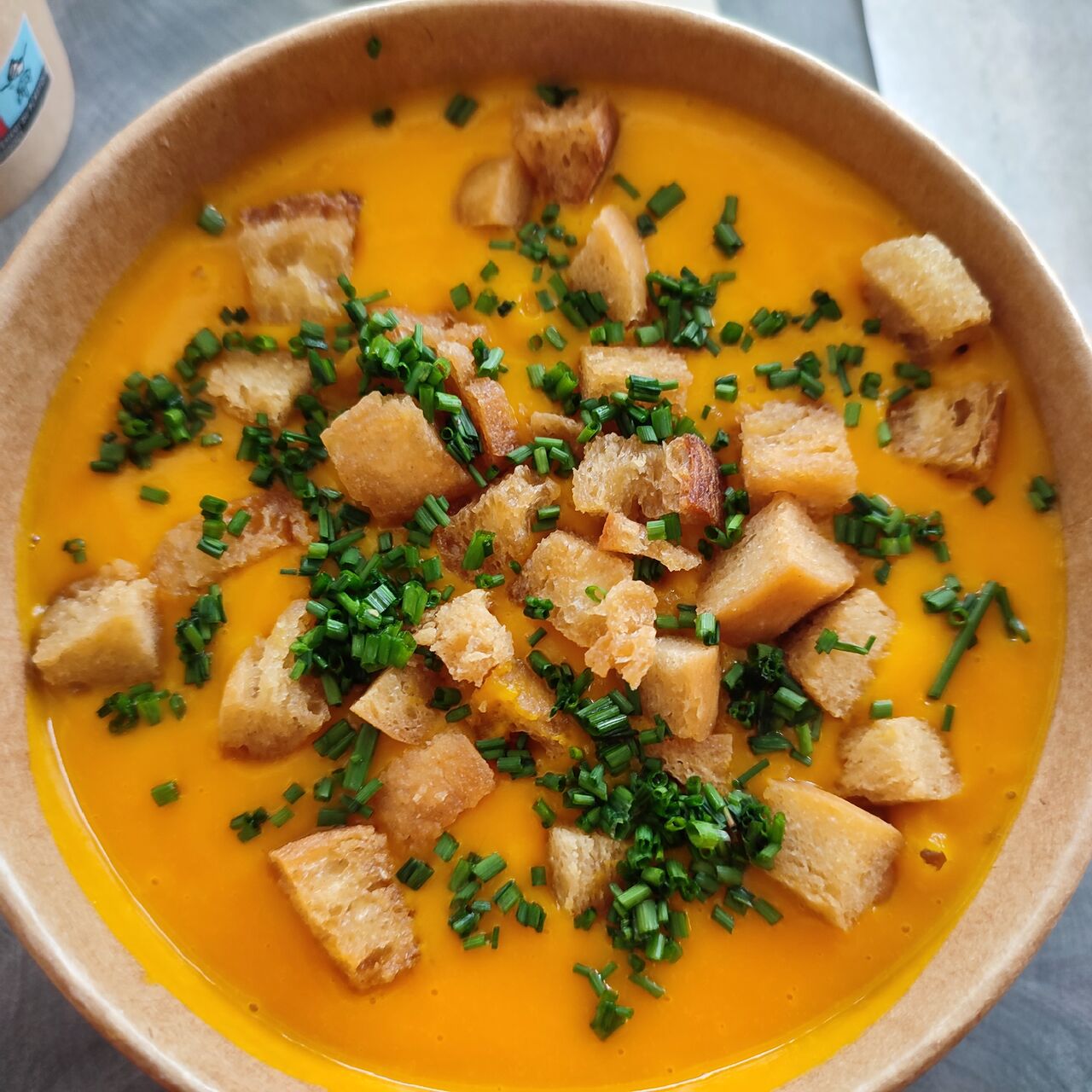 Velouté de potimarron, châtaignes, pleurotes, lardons, ciboulette, croûtons