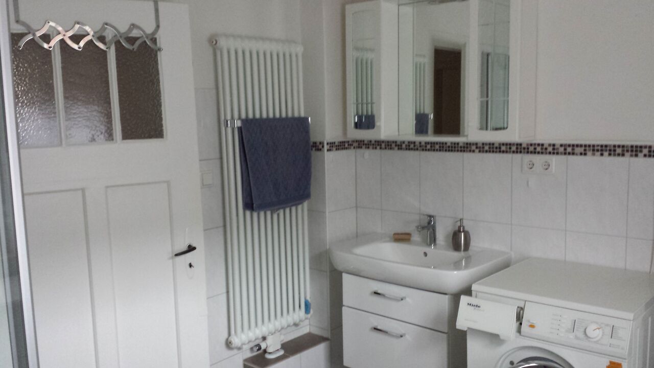 Badezimmer mit Waschmaschine