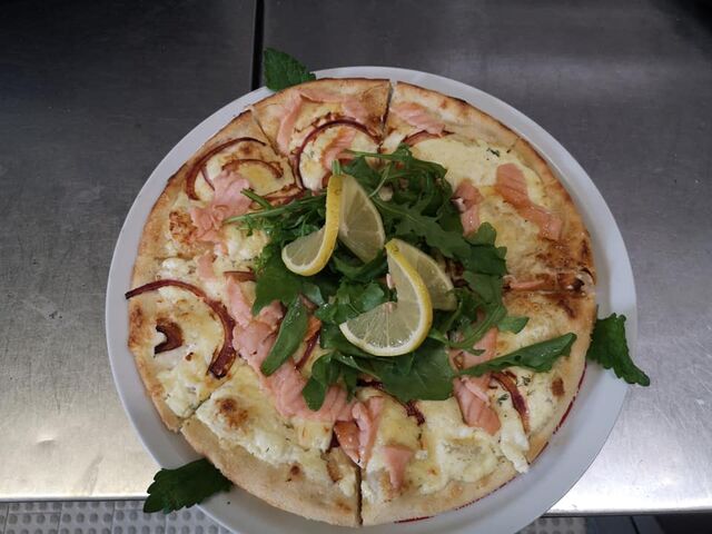 Medit. Pizza mit Lachs 