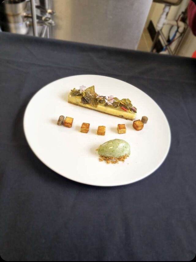 Trate au citron, algues et croûtons