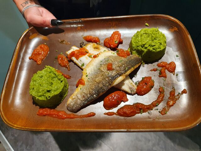 Lavraki mit Erbsen Püree 