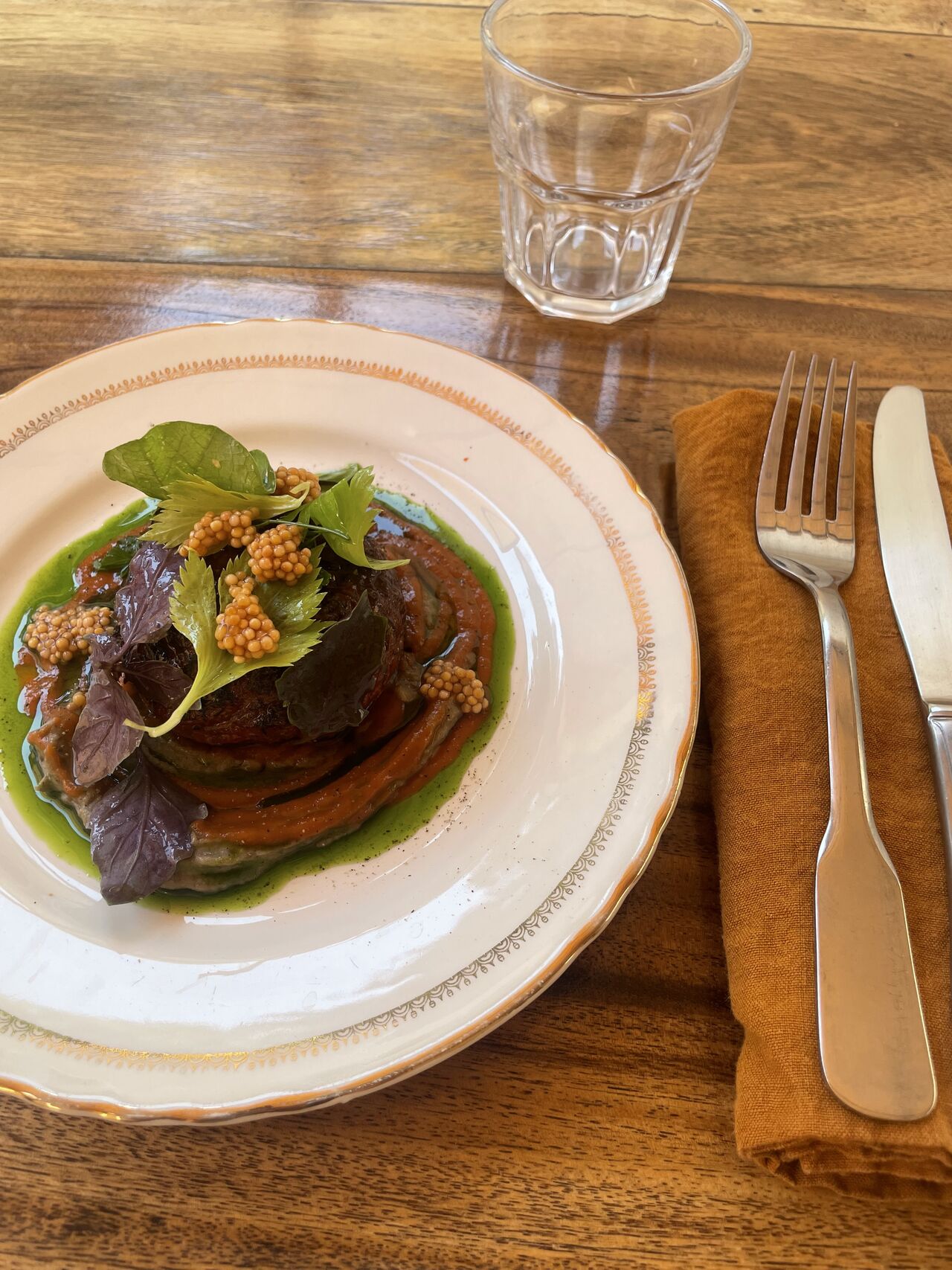 la tomate entière confite, sirop de tomate et crémeux d'aubergine