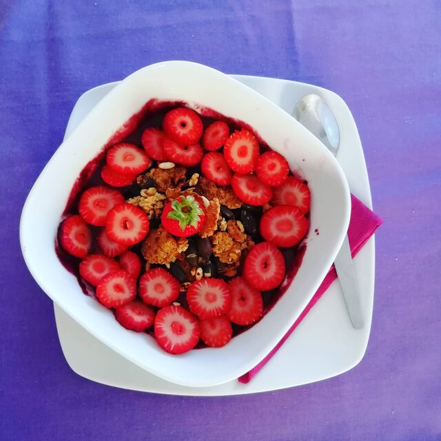 Açaí com Morangos e Granola