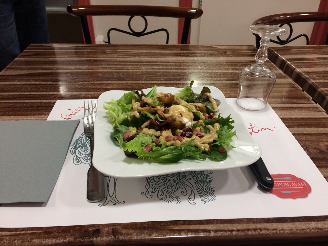 L'indémodable salade lyonnaise.