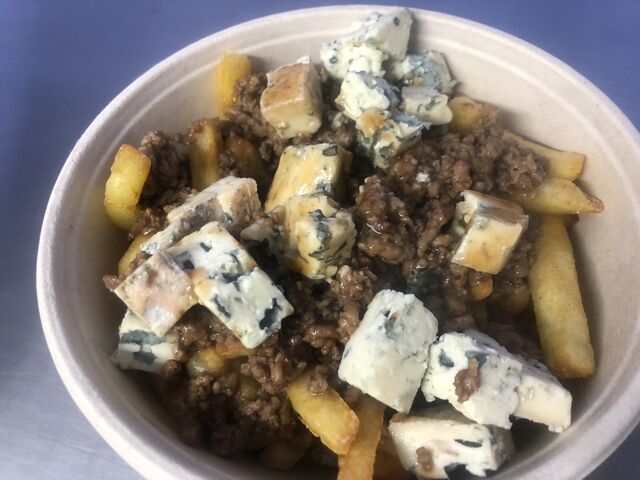 Poutine auvergnate
Boeuf, bleu d’Auvergne, sauce brune, frites et fromage