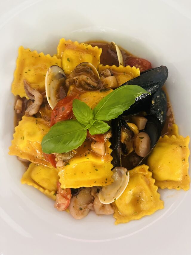 Ravioli di ricotta curcuma e limone con frutti di mare 