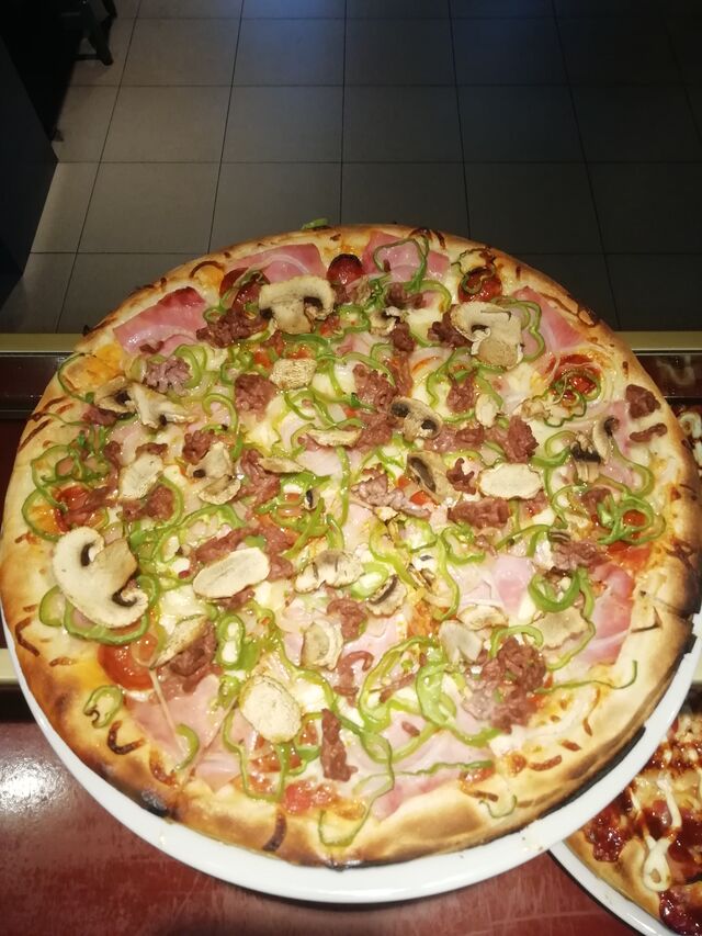 Especialidad de la casa
Pizza Giuseppe
Jamón, Chorizo, pim. Verde, cebolla, carne y champis