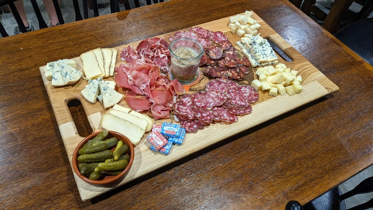 Planche Louis VI le gros : charcuterie et fromages locaux