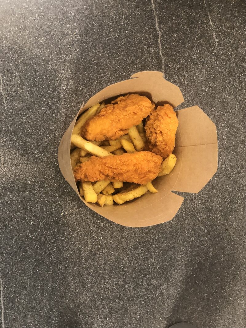 Chicken nuggets und Pommes 