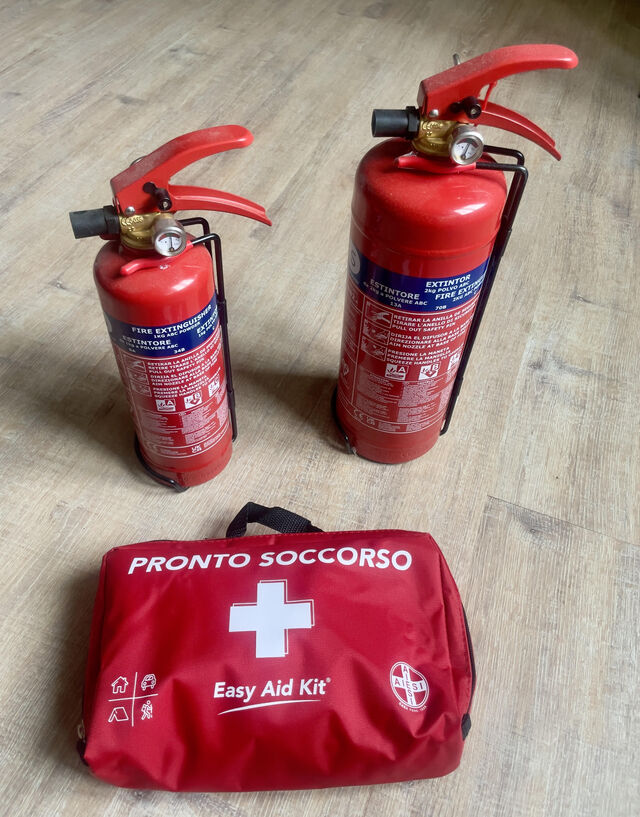Kit pronto soccorso ed estintori /First Aid Kit & Fire Extinguishers