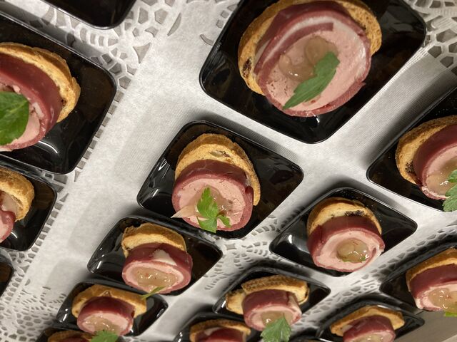 hapje van gerookte eendenborst met eendenmousse en ajuinconfit