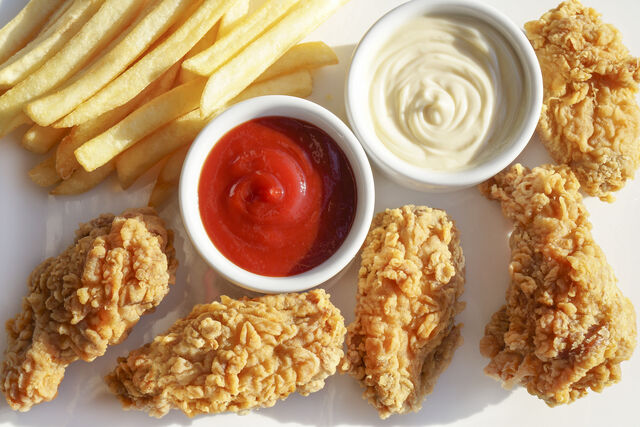 Chrupiące polędwiczki z kurczaka w panierce. Większość naszego menu jest oparte właśnie o soczystego ,opanierowanego kurczaka.