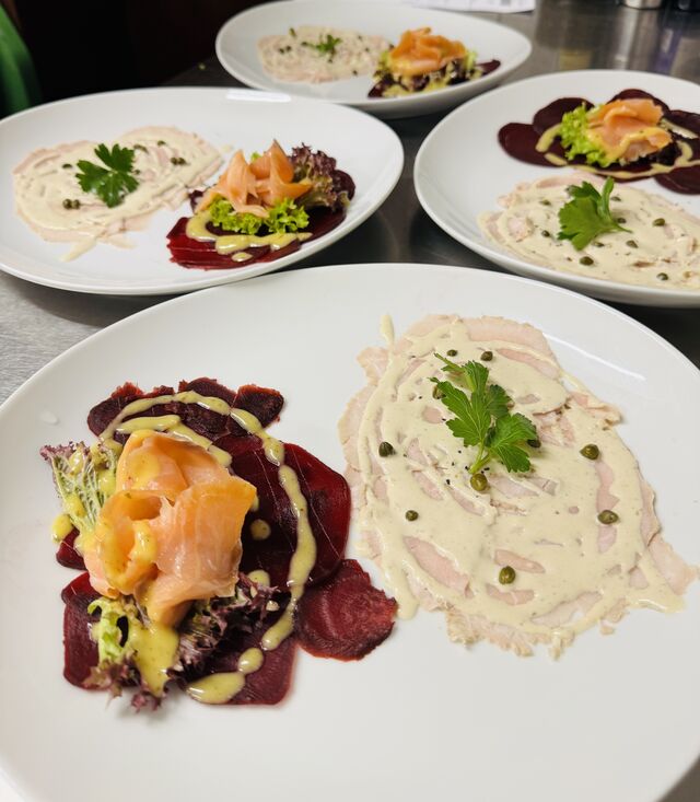 Duet vom vitello und Räucherlachs auf rote Beete Salat 