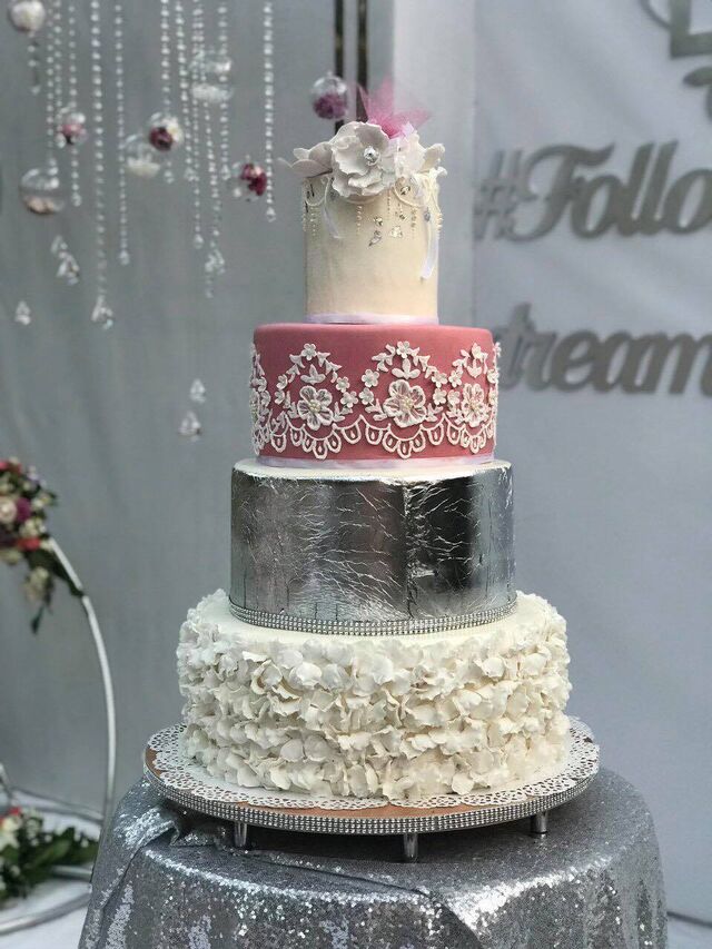 Створюємо ексклюзивний декор, масштабні композиції. Наші торти зможуть подарувати яскраві позитивні враження всім гостям.