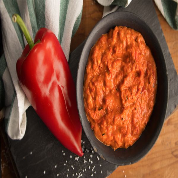 Ajvar-Čalamáda, připravovaná především z červených paprik s lilkem, česnekem a chilli.