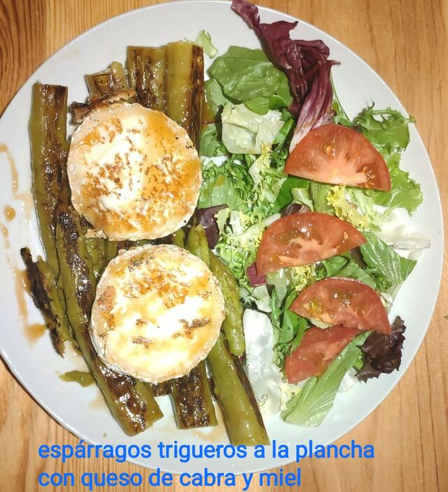 ESPARRAGOS TRIGUEROS CON QUESO DE CABRA Y MIEL 
