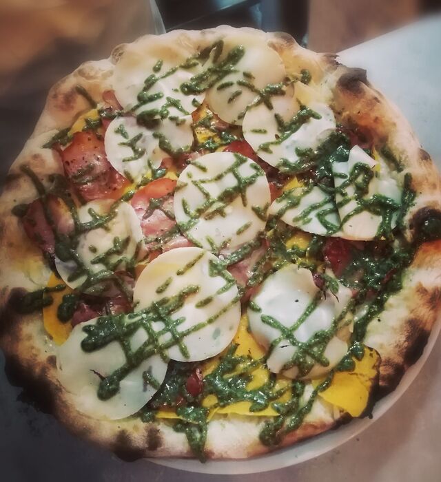 La Calabaza:
mozzarella, scamorza, lomo embuchado y pesto de albahaca