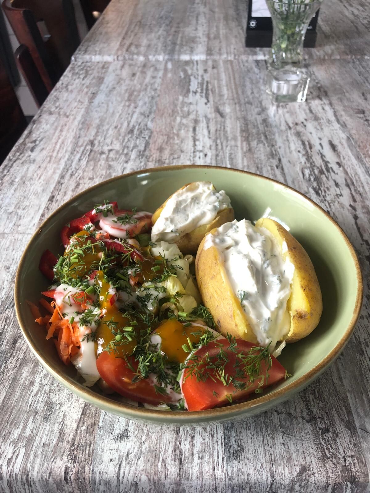 Ofenkartoffel mit Salat