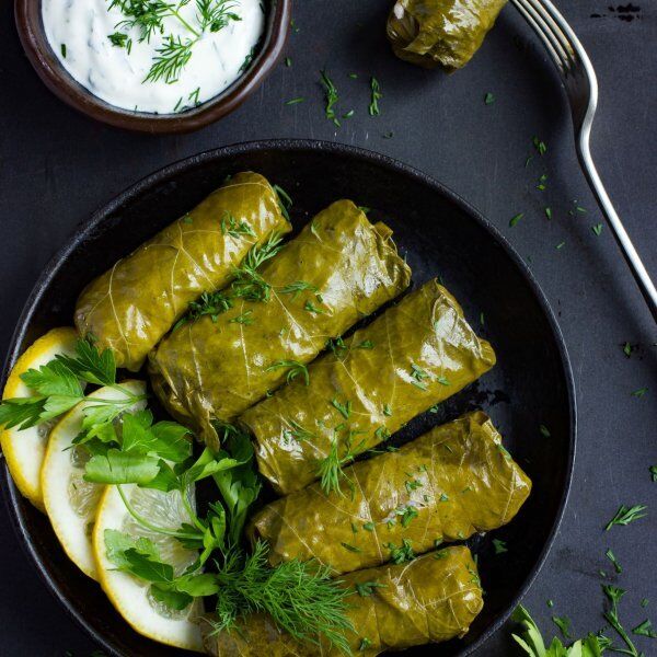 DOLMADAKIA
greckie gołąbki w liściach winogron faszerowane ryżem, podawane z pitą ,dip tzatziki 