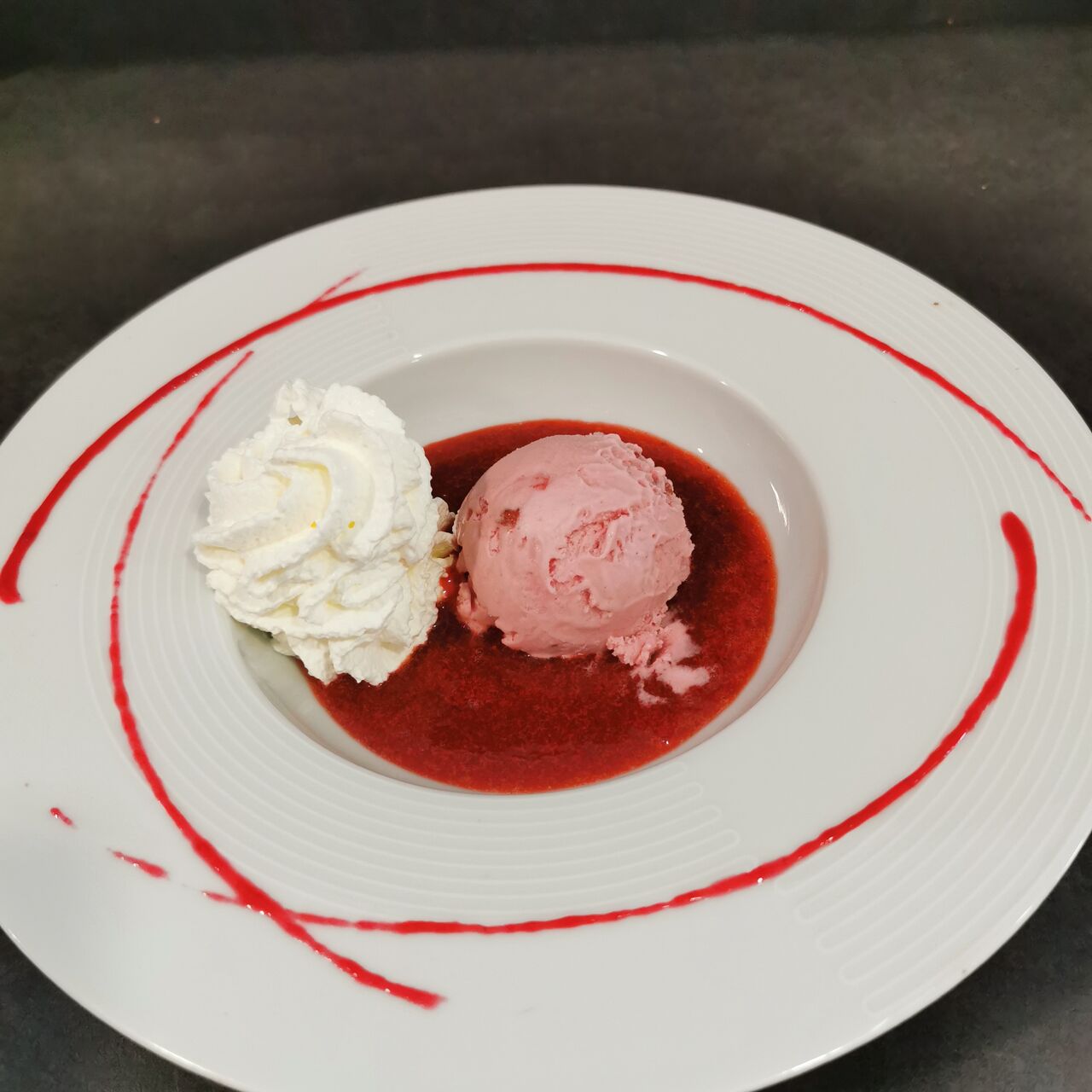 Soupe de fraise boule de glace à la dérive 