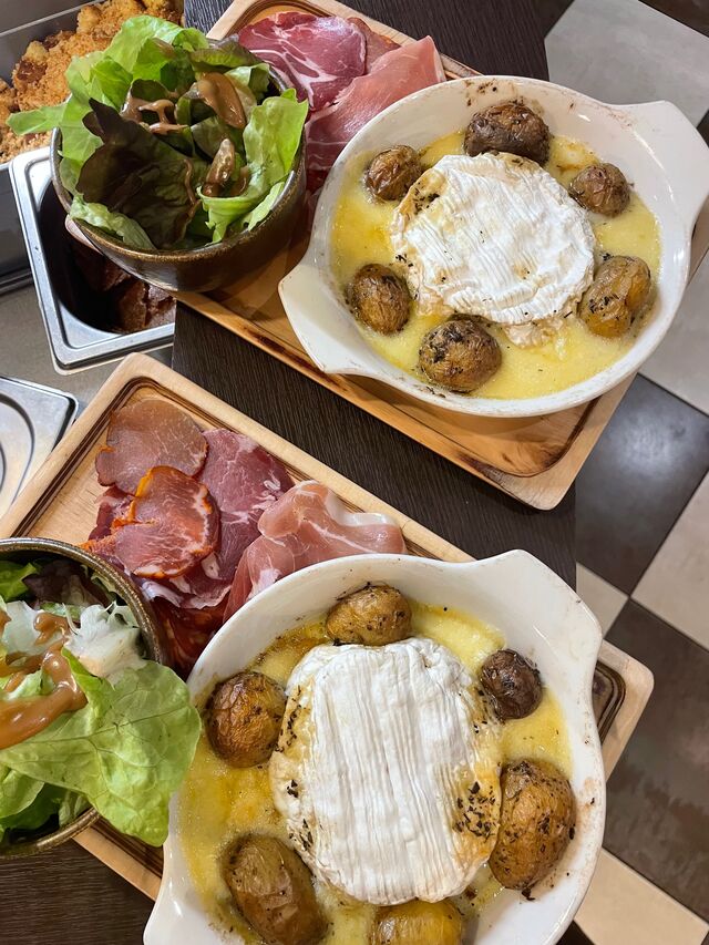 Camembert rôti, charcuteries & pdt grenaille