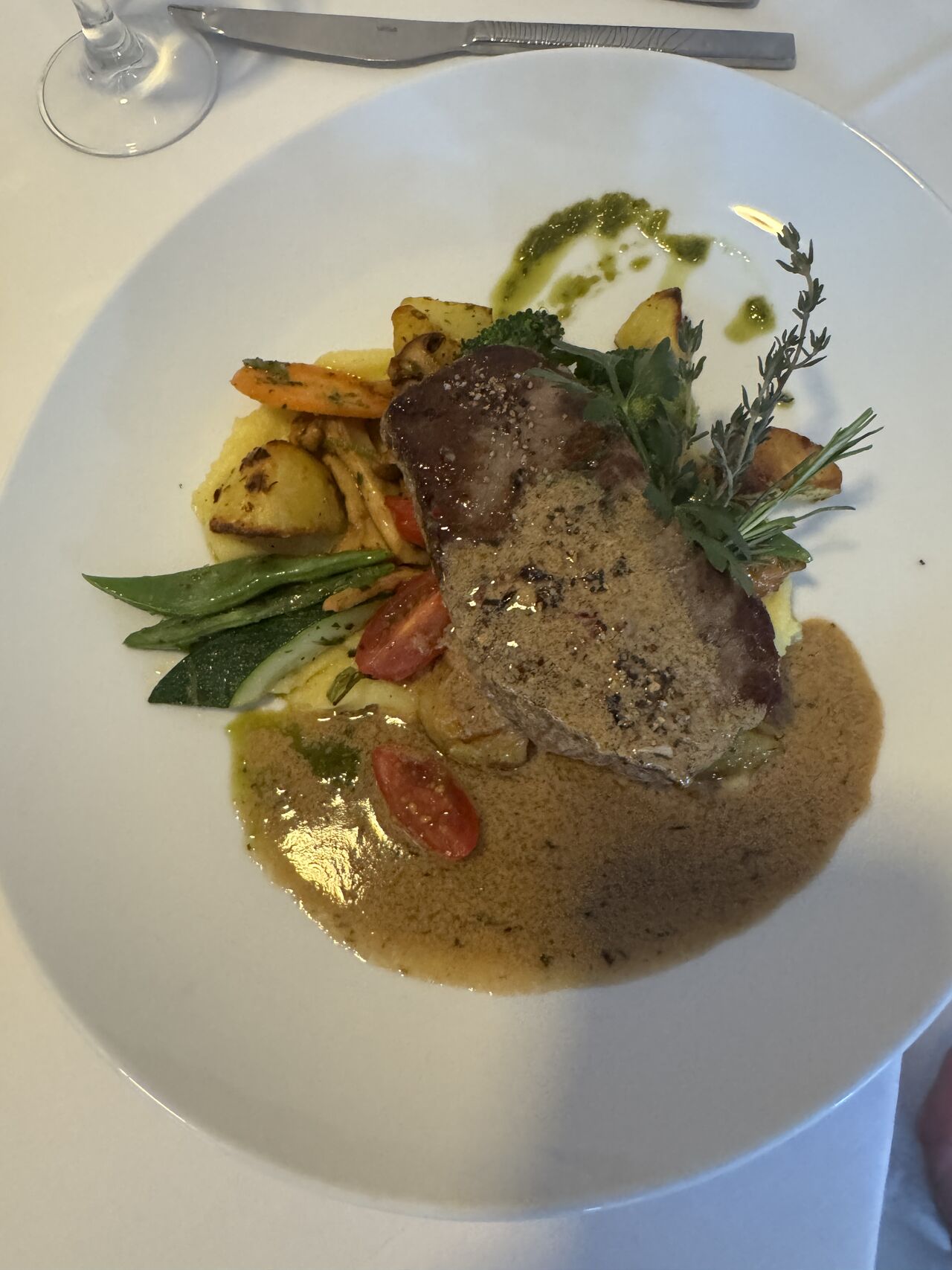 Steak von Grill und Gemüse in Grün Pfeffer Sauce 