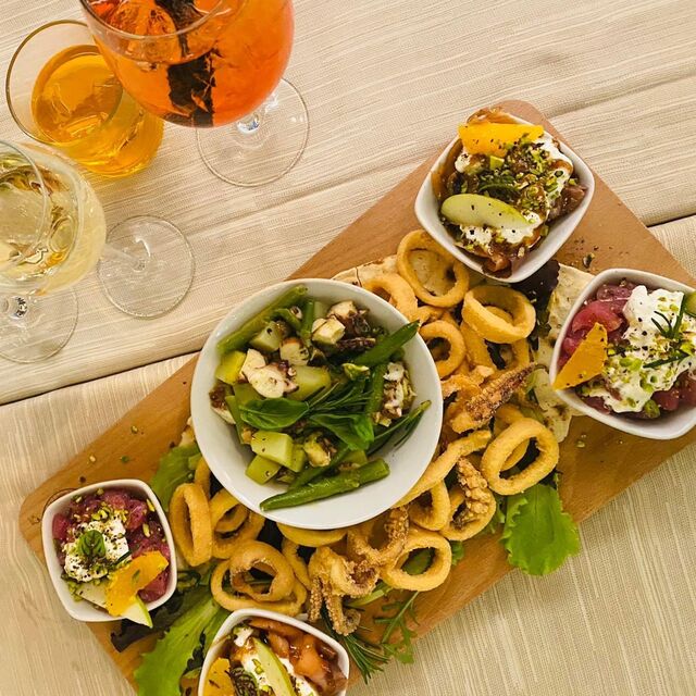 Tagliere di Mare: Salmone marinato, Polpo alla genovese, Tartare di tonno, Caponatina, Tonno in agrodolce, Calamari fritti ecc