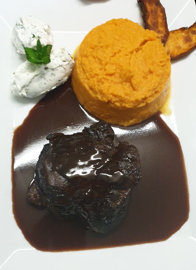 Geschmorte Ochsenbacken mit Süßkartoffelpürre 