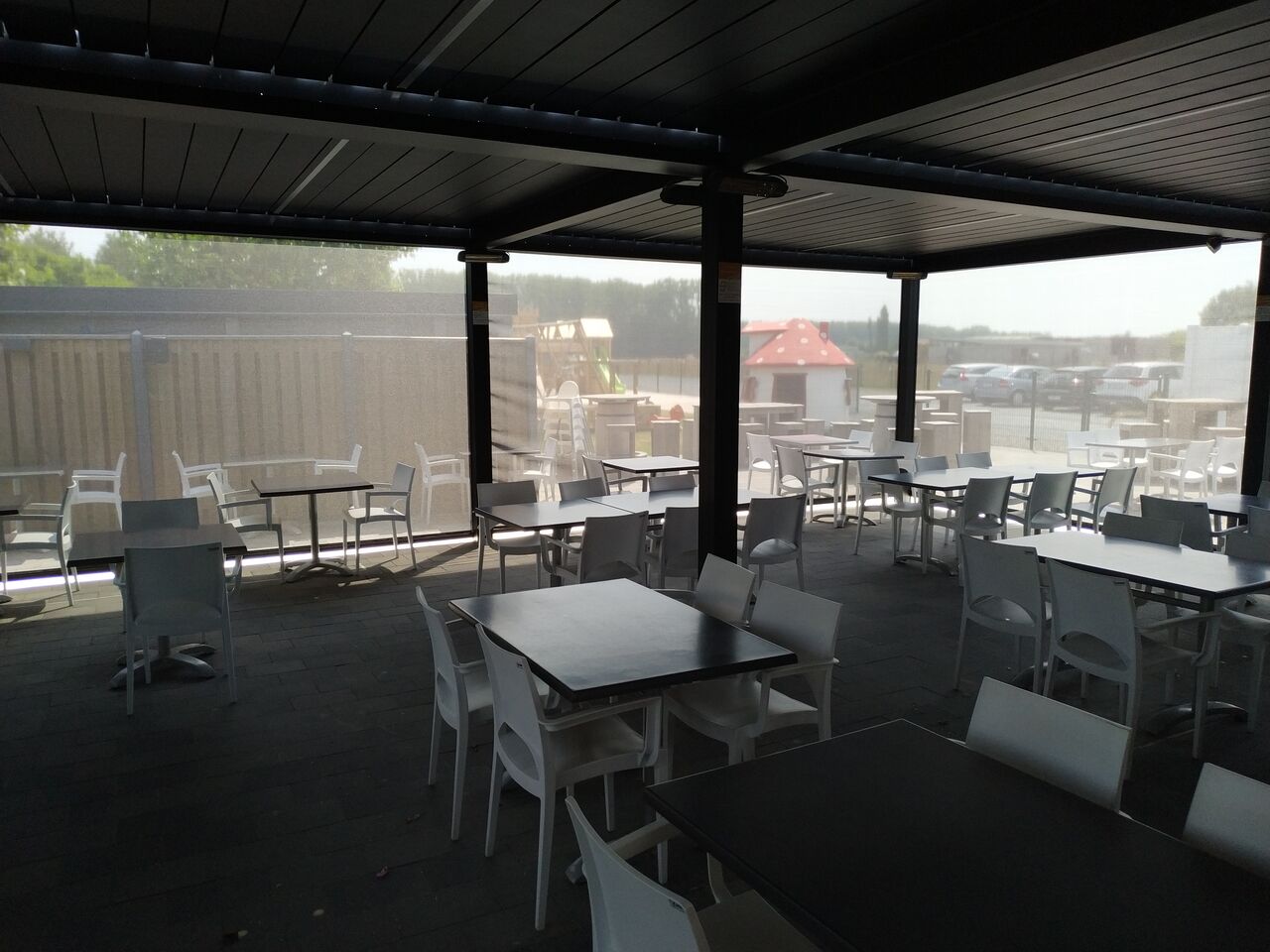 OVERDEKT EN VERWARMD TERRAS