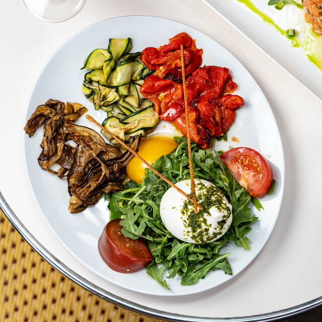 Salade de tomate burrata et ses légumes confits