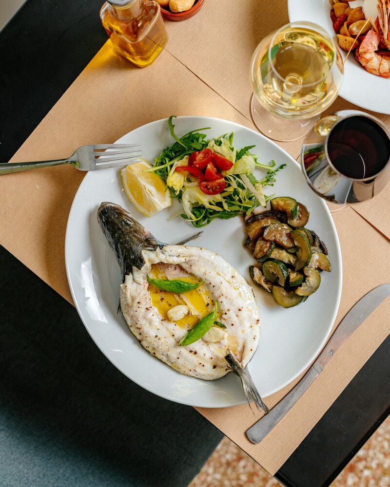 Bar au four et ses légumes de saison