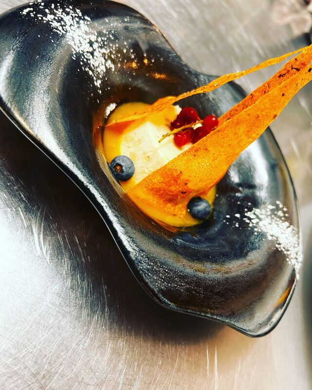 le nougat glacé, coulis de fruits de la passions