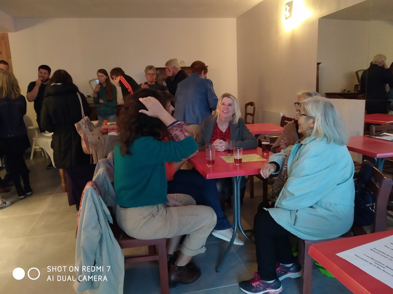 Bien installés pour discuter