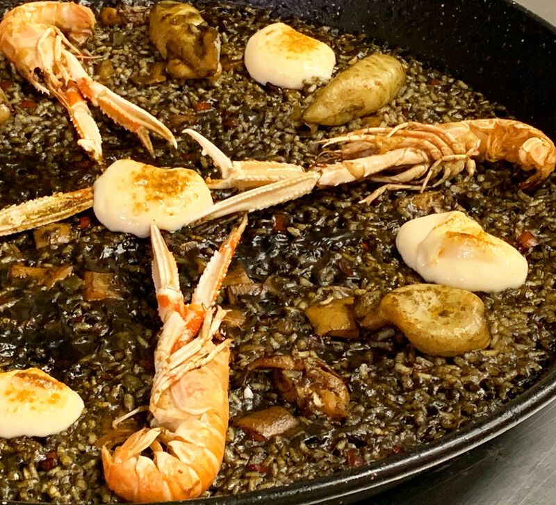 Arroz negro de chipirones y Cigalas con su Ajoaceite