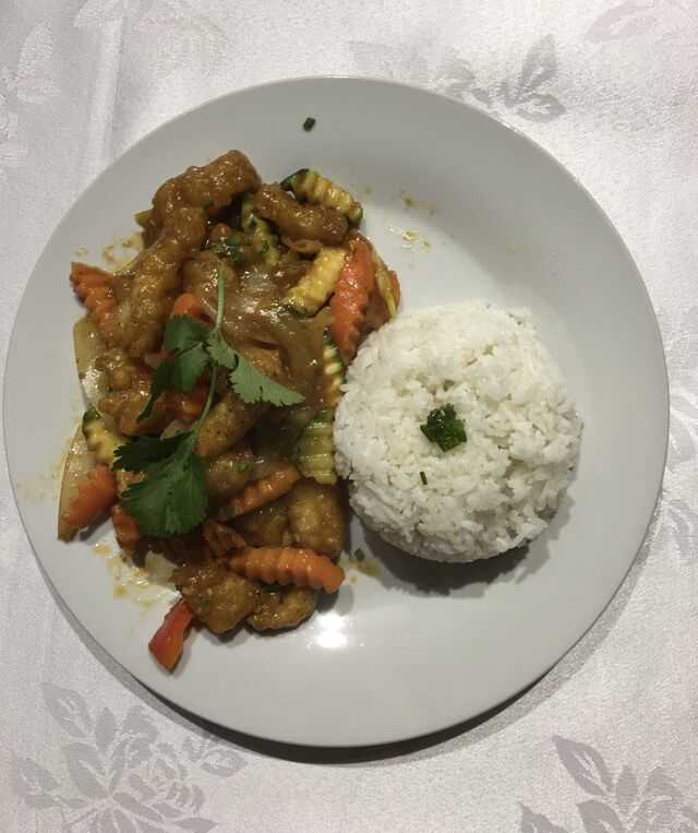 Poisson, sauce piquante avec RIZ