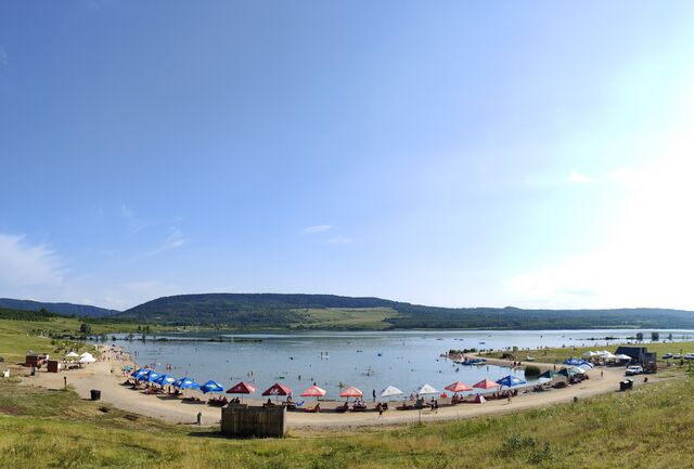 Hlavní pláž jezera Milada mezi Teplicemi a Ústí nad Labem, kousek od Chabařovic.