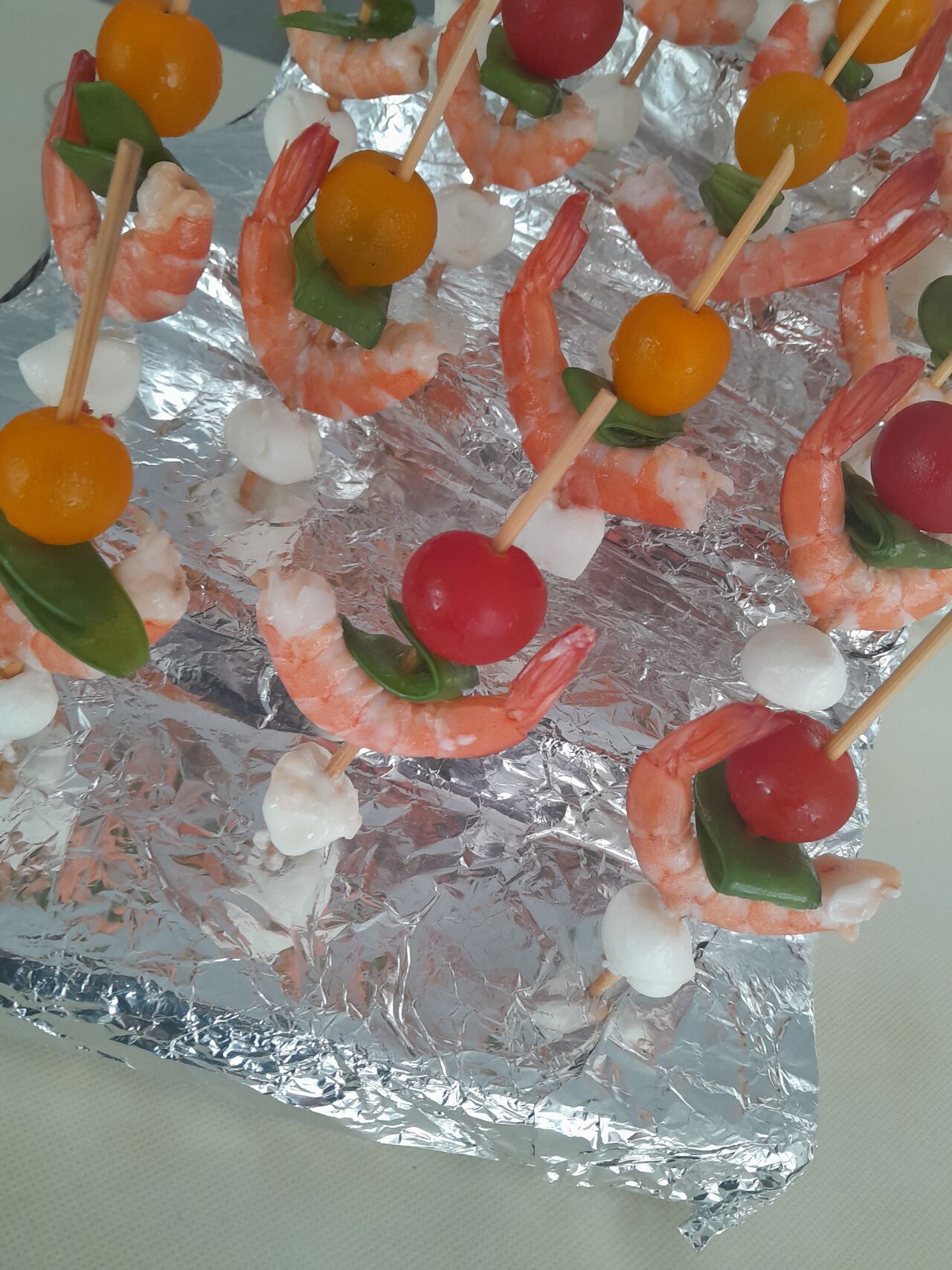 Brochettes crevettes, pois gourmands, tomate, mozzarella