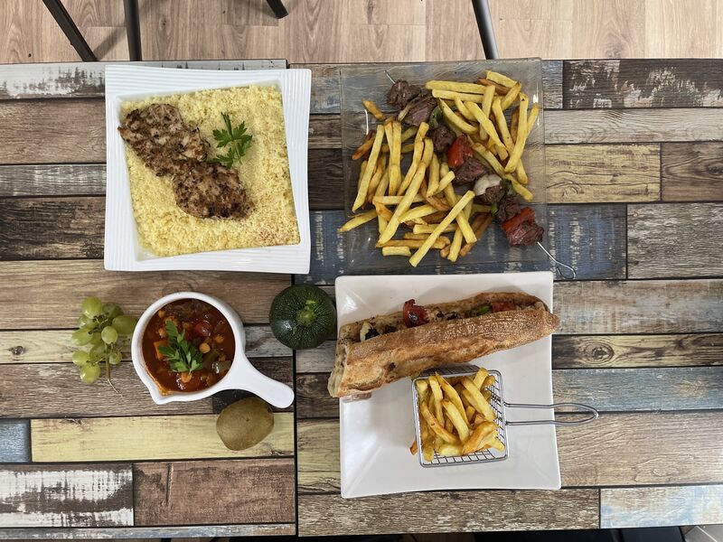 Couscous maison Sadallah
Frites fraîches
Brochettes et escalopes à la braise