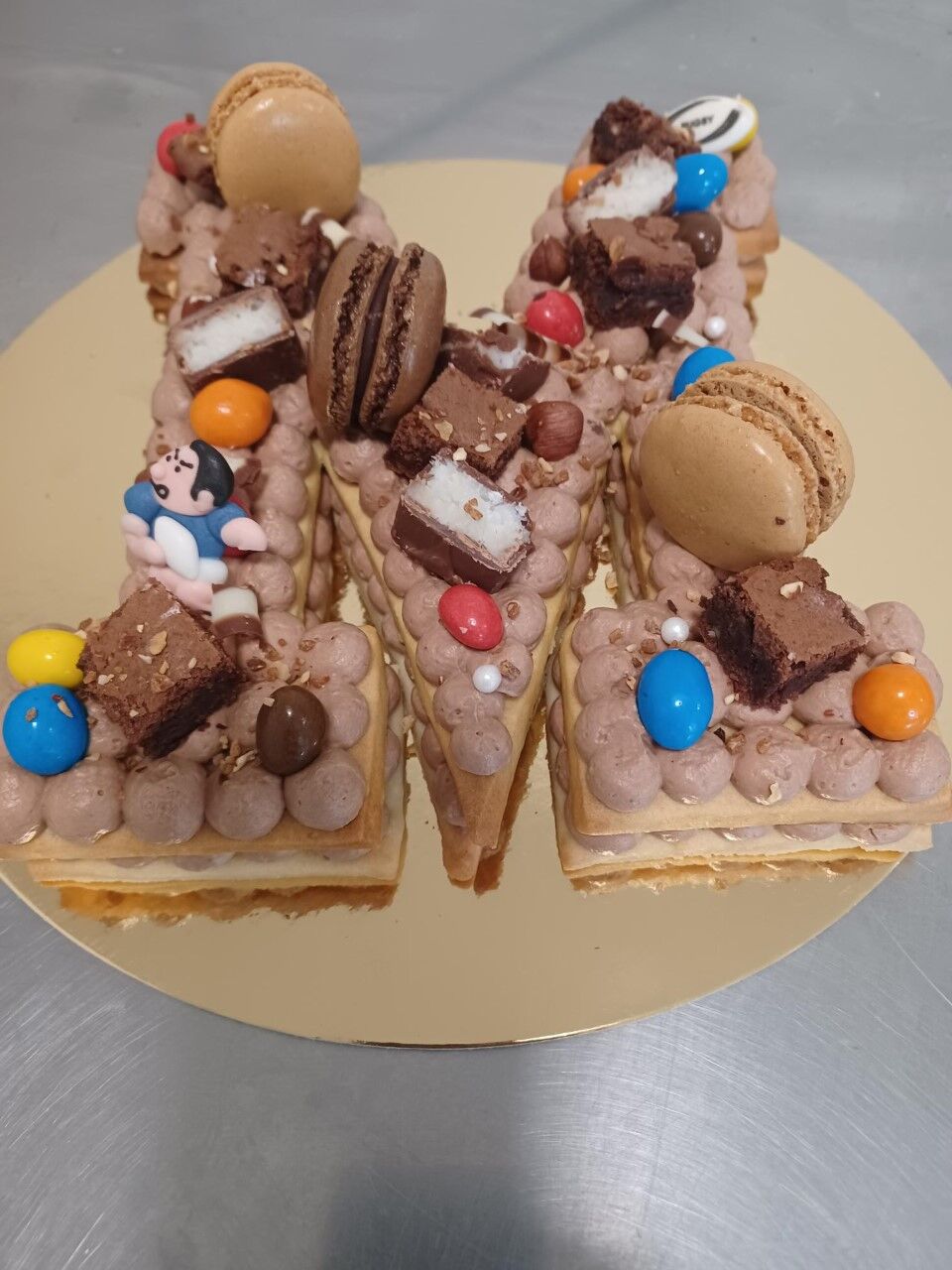 letter cake chocolat lait, décors chocolat et macarons