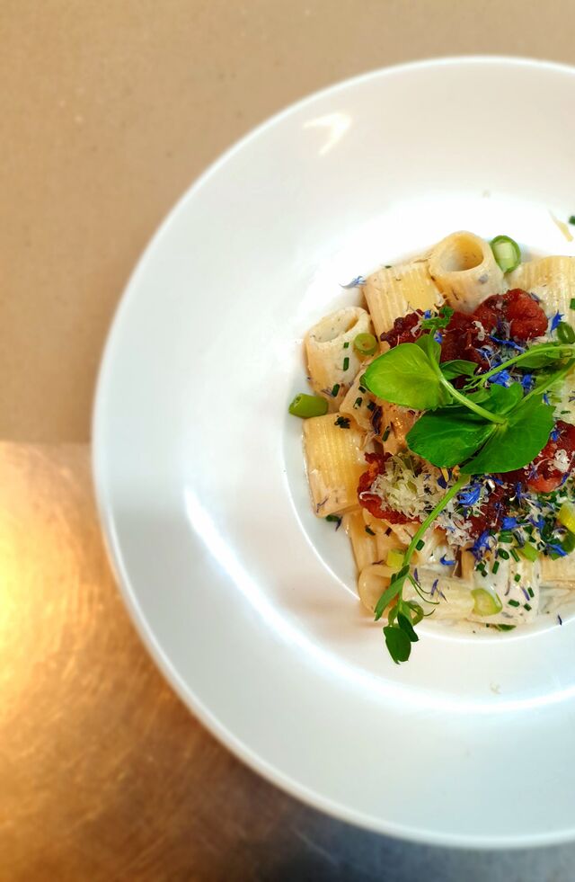 Pâte du moment à la crème de comté +24mois, huile de truffe & chips de lard, cébettes & ciboulette