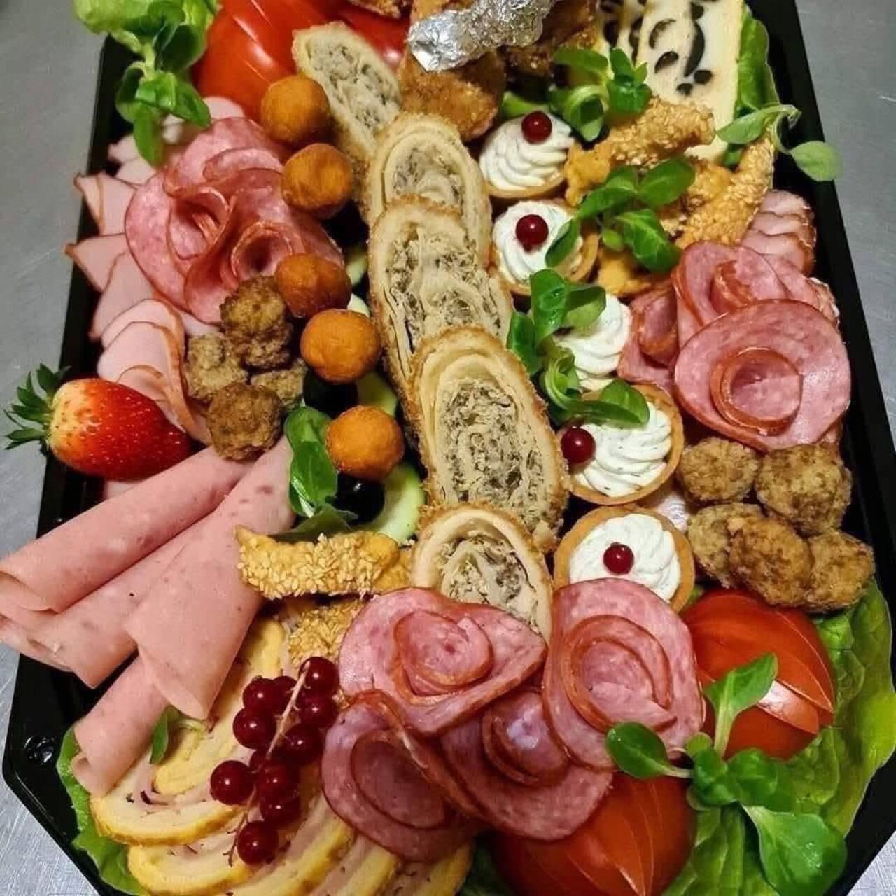 Servicii de Catering pentru Evenimente – Platouri pentru Toți Pofticioșii