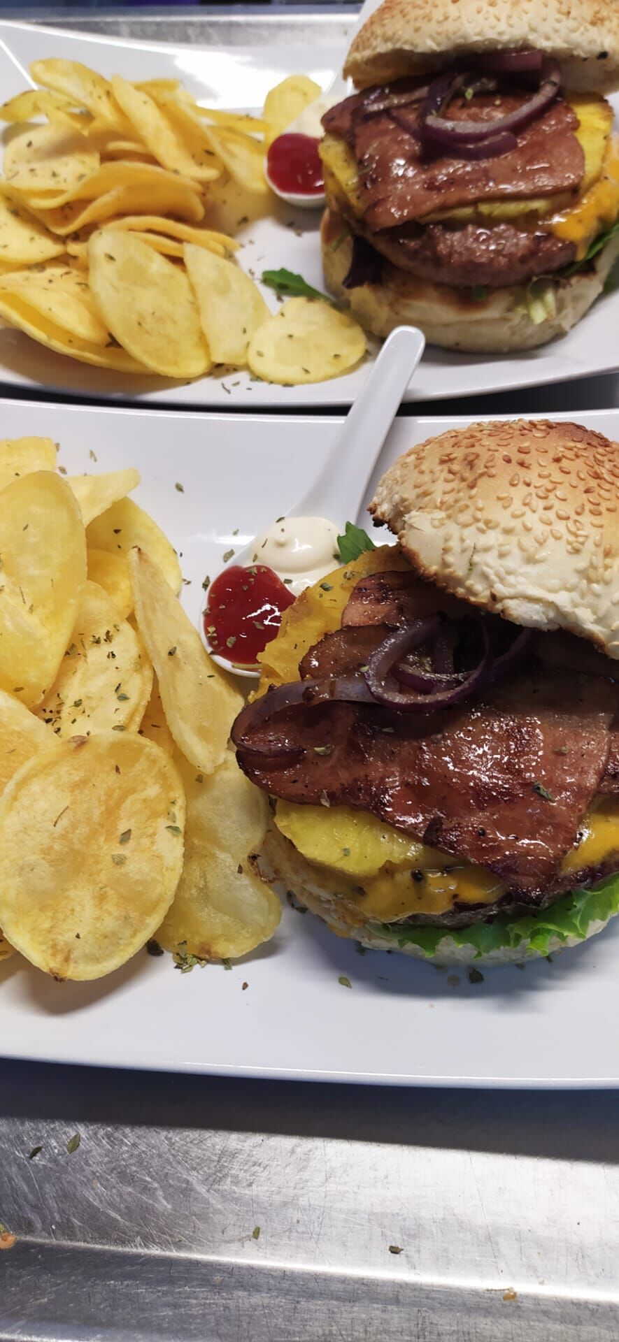 Abacaxi grelhado, bacon caramelizado, queijo cheddar e molho barbecue!