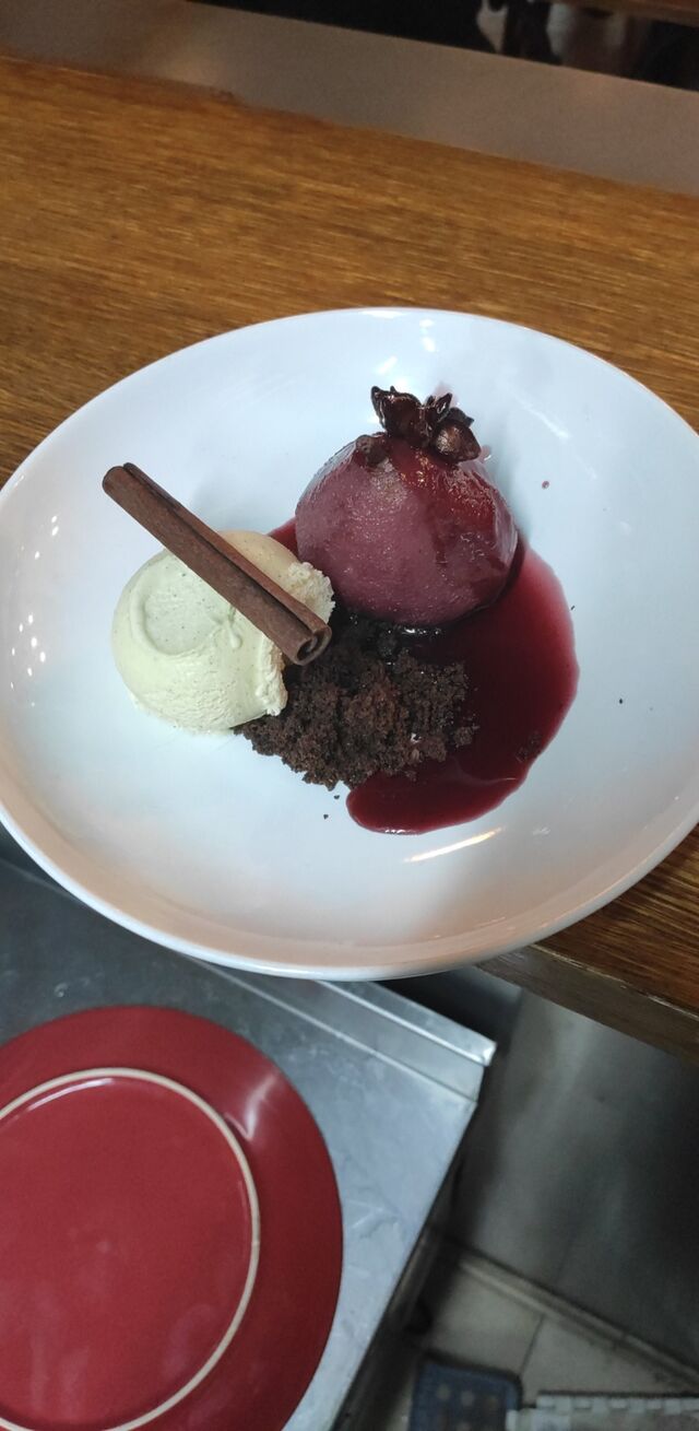 Poire poche en vin rouge glace vanille