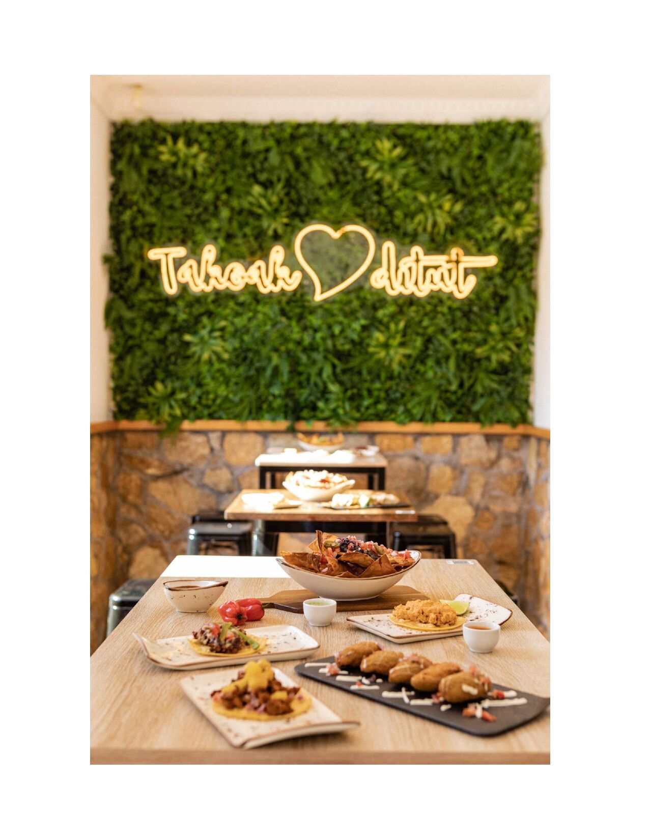 JALAPEÑOS Y VARIEDAD DE TACOS