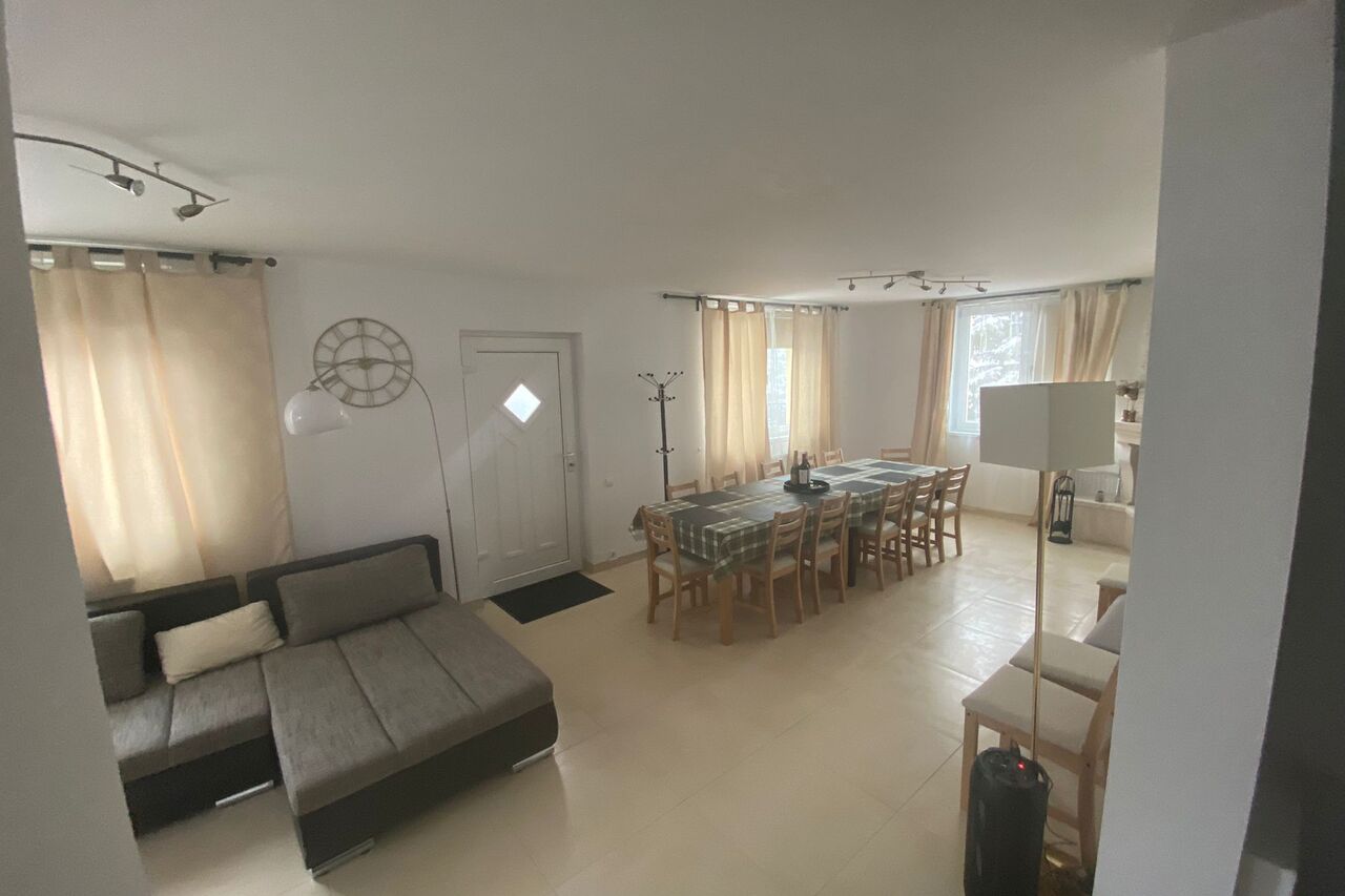 Living, bucatarie, loc de gratar, terasa acoperita, ciubar 10 pers