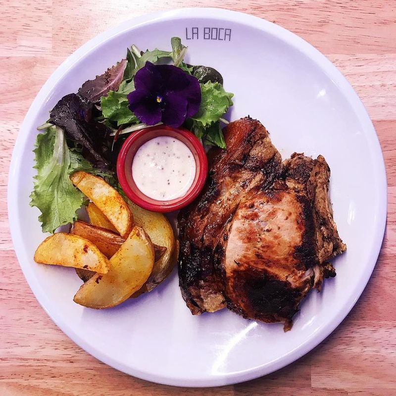 Les plats du jour font partie de nos formules 12€ plat + boisson
14€ Entrée + Plat
Plat + Dessert
