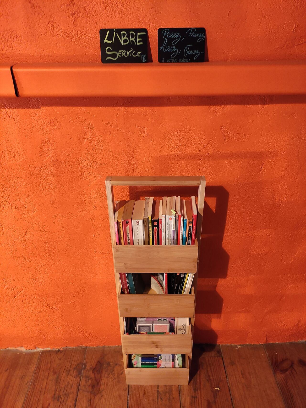 A l'étage, petit coin de livres en libre-service et quelques jeux pour vous divertir. Il y a même du coloriage pour les enfants.